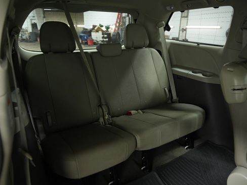 Used 2017 Toyota Sienna XLE image 17