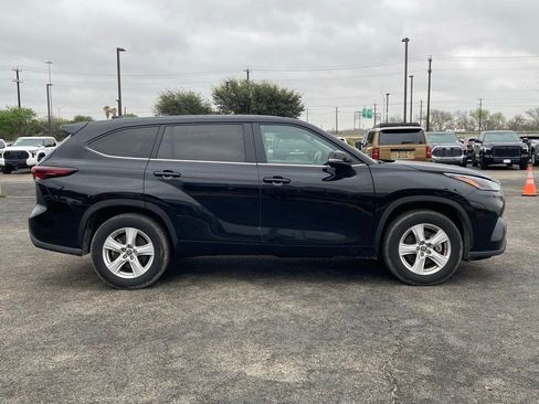 Used 2025 Toyota Highlander LE image 4