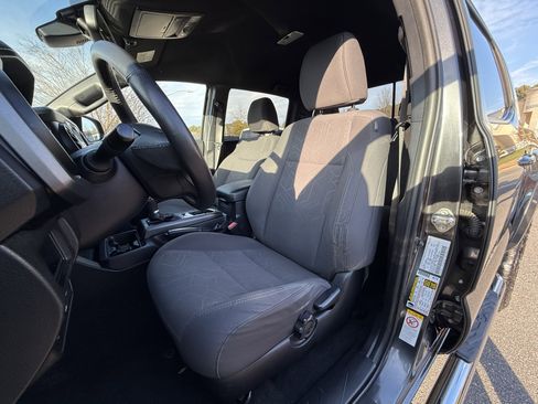 Used 2018 Toyota Tacoma TRD Sport image 11