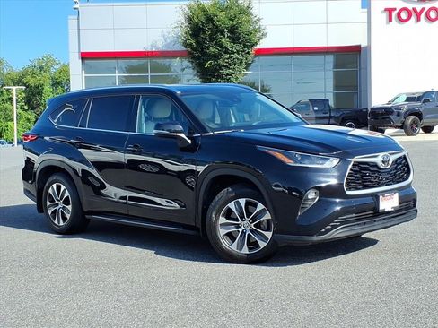 Used 2021 Toyota Highlander XLE AWD/4WD image 1