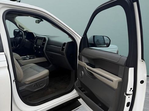 Used 2018 Ford Expedition XLT w/ Equipment Group 202A RWD image 14
