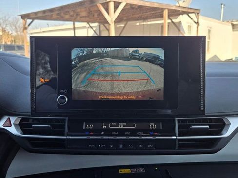 Used 2025 Toyota Sienna LE image 19