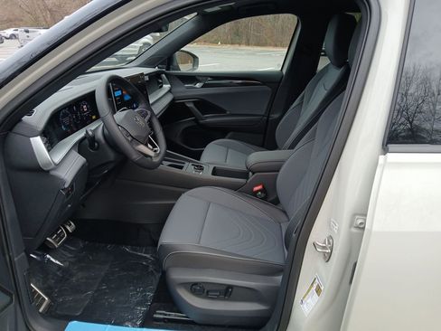 New 2026 Volkswagen Tiguan SE R-Line FWD image 9
