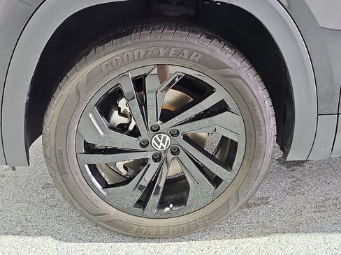 Certified 2023 Volkswagen Atlas SE w/ Black Wheel Package FWD image 11