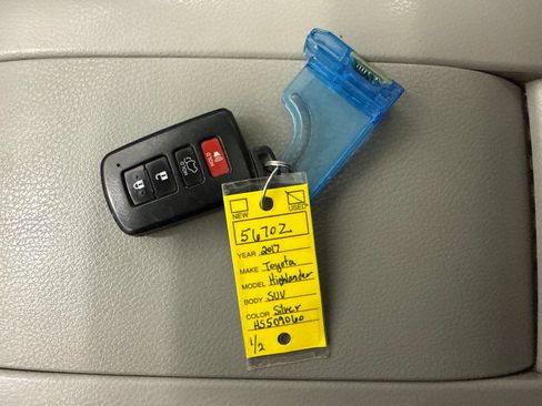 Used 2017 Toyota Highlander XLE FWD image 31