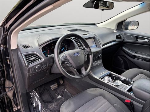 Used 2020 Ford Edge SE image 6