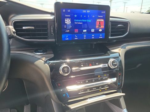 Used 2022 Ford Explorer Limited w/ Equipment Group 301A AWD/4WD image 26