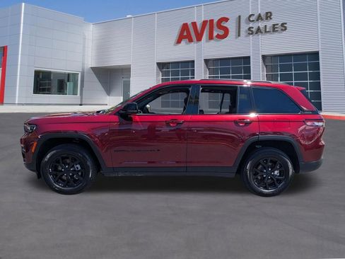 Used 2025 Jeep Grand Cherokee Altitude AWD/4WD image 10