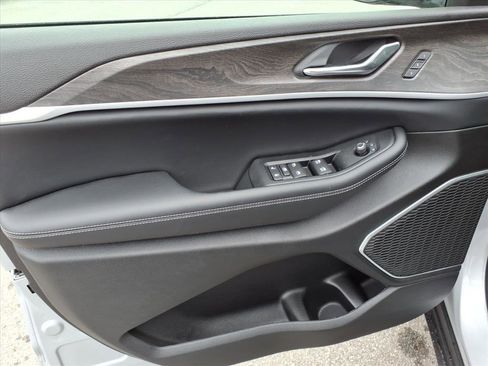 New 2026 Jeep Grand Cherokee Limited image 9