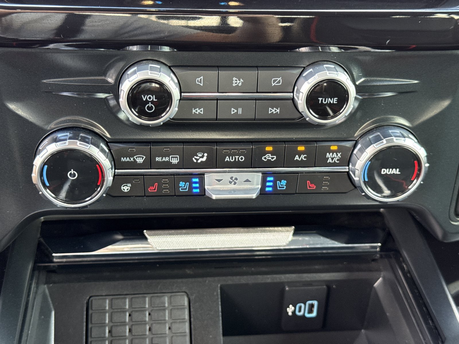 Used 2023 Ford F250 Lariat w/ Lariat Ultimate Package AWD/4WD image 40