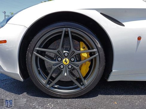 Used 2015 Ferrari California T RWD image 12
