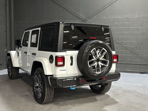 Used 2024 Jeep Wrangler Unlimited w/ Convenience Group AWD/4WD image 6
