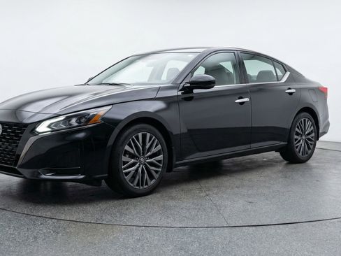 Used 2025 Nissan Altima 2.5 SV FWD image 3