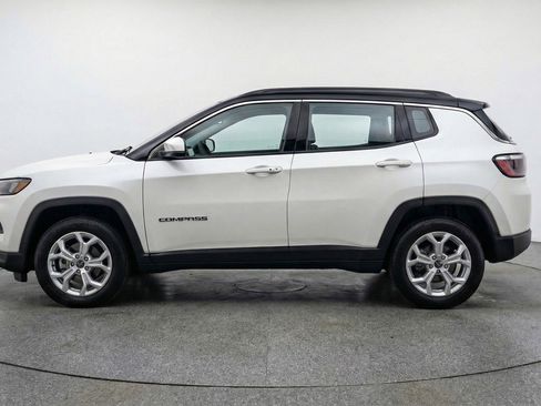 Used 2025 Jeep Compass Latitude AWD/4WD image 5