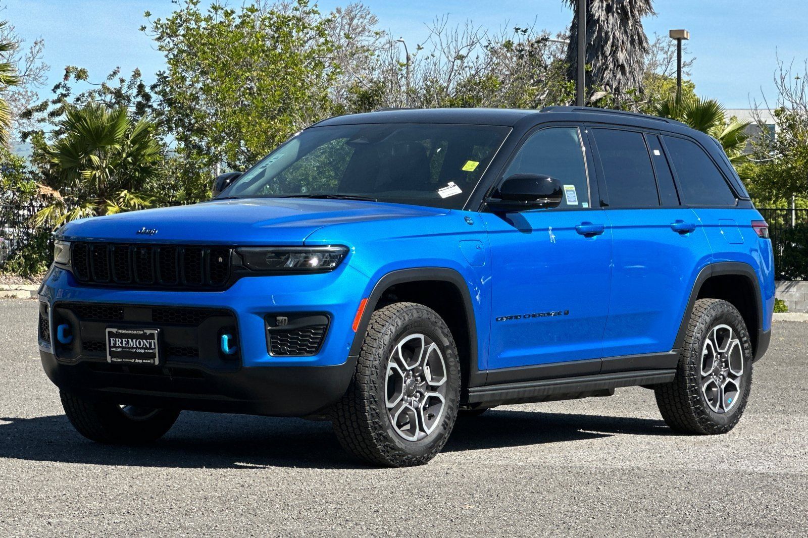 New 2023 Jeep Grand Cherokee Trailhawk w/ Advanced Protech Group II AWD/4WD image 7