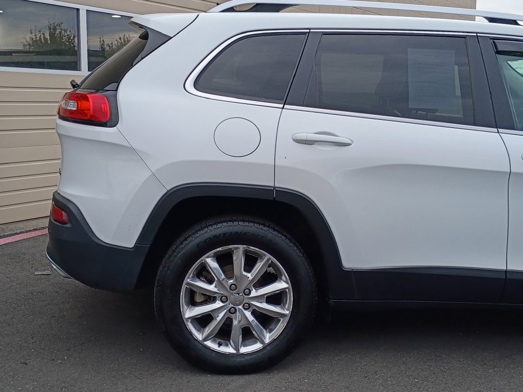 Used 2016 Jeep Cherokee Limited w/ Luxury Group AWD/4WD image 4