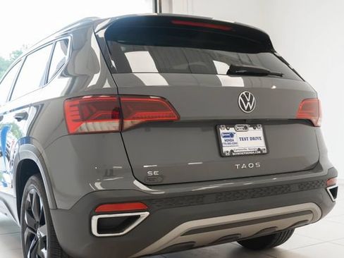Used 2023 Volkswagen Taos SE w/ Panoramic Sunroof Package FWD image 10