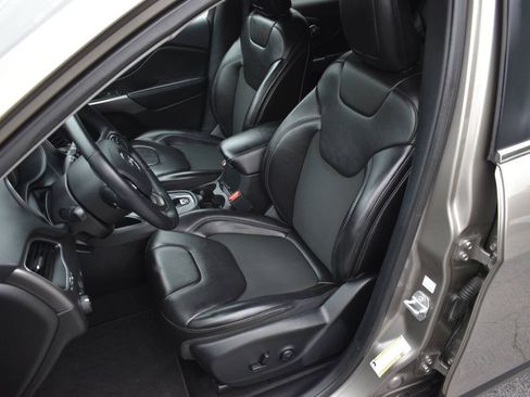 Used 2019 Jeep Cherokee Latitude Plus w/ Comfort/Convenience Group FWD image 19