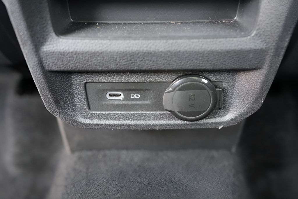 Used 2023 Volkswagen Tiguan SE w/ Panoramic Sunroof Package FWD image 18