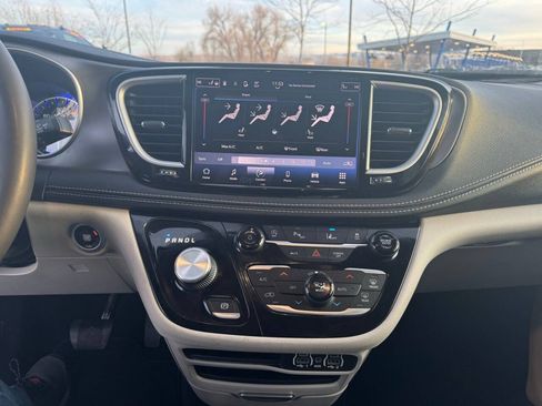 Used 2023 Chrysler Pacifica Touring-L AWD/4WD image 24