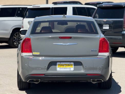 Used 2018 Chrysler 300 Touring L image 6