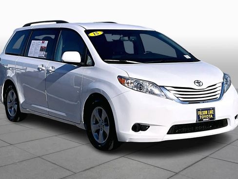 Used 2015 Toyota Sienna LE image 2