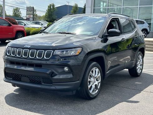 Used 2022 Jeep Compass Latitude w/ Sun and Sound Group AWD/4WD image 3