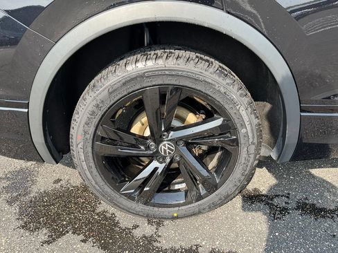 Certified 2024 Volkswagen Tiguan SE R-Line AWD/4WD image 33