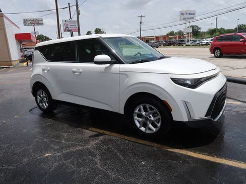 Used 2023 Kia Soul LX w/ Option Group 015 FWD image 2
