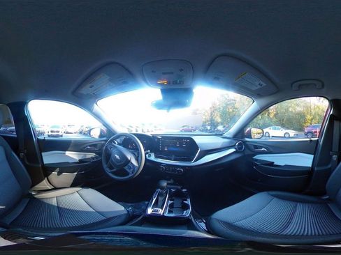 Used 2025 Chevrolet Trax LT image 38