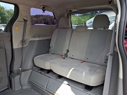 Used 2011 Toyota Sienna w/ Towing Pkg FWD image 11