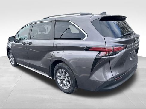 Certified 2022 Toyota Sienna LE image 3