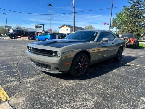 Used 2019 Dodge Challenger SXT w/ Driver Convenience Group image 5