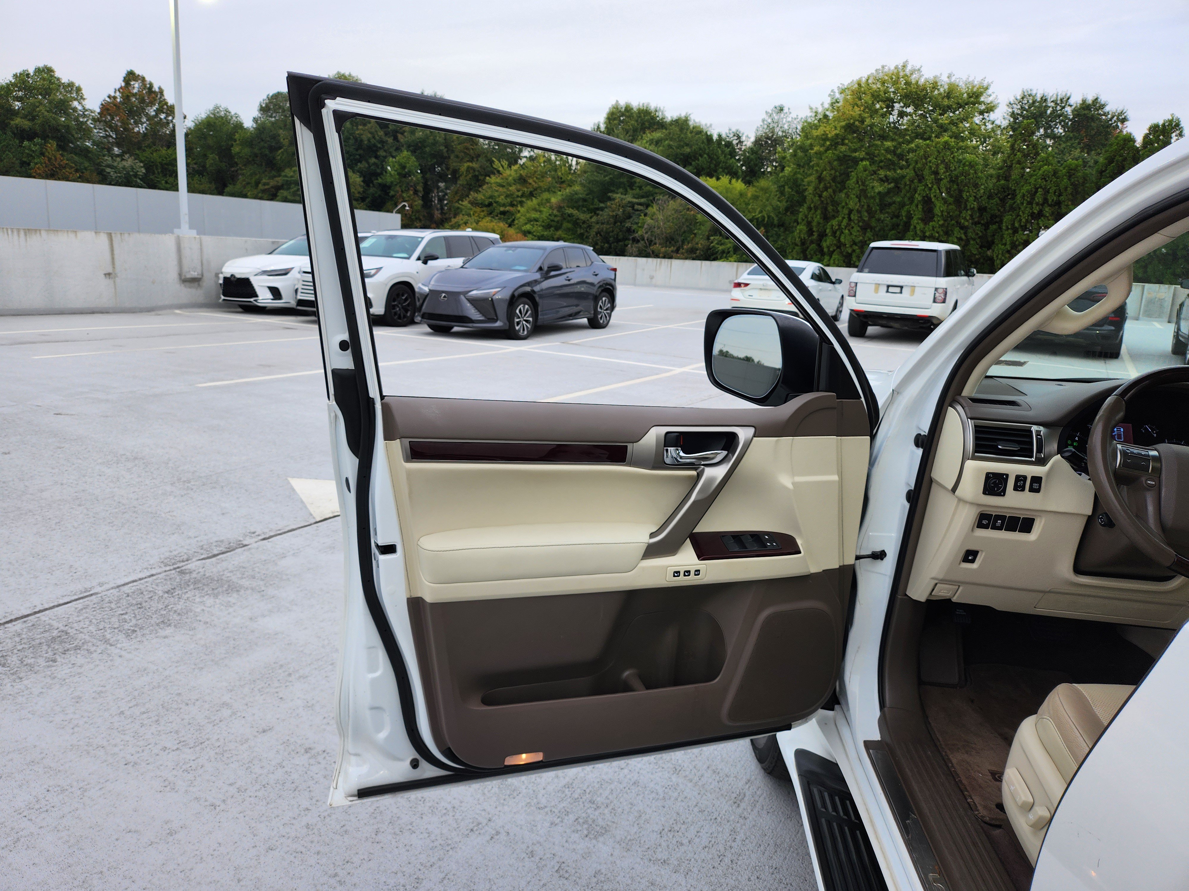 Used 2019 Lexus GX 460 Premium w/ Premium Package AWD/4WD image 9