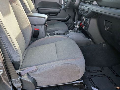 Used 2025 Jeep Wrangler Unlimited Rubicon AWD/4WD image 29