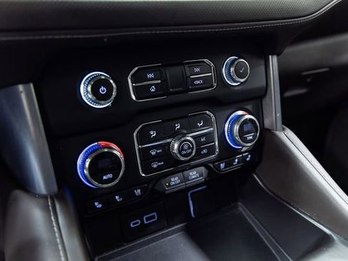 Used 2023 GMC Yukon XL SLT w/ SLT Luxury Package image 19