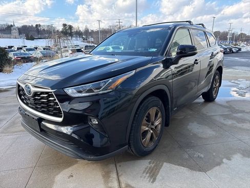 Used 2022 Toyota Highlander Bronze Edition image 3