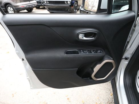 Used 2016 Jeep Renegade Latitude image 16