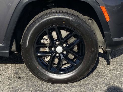 Used 2023 Jeep Grand Cherokee L Laredo image 8