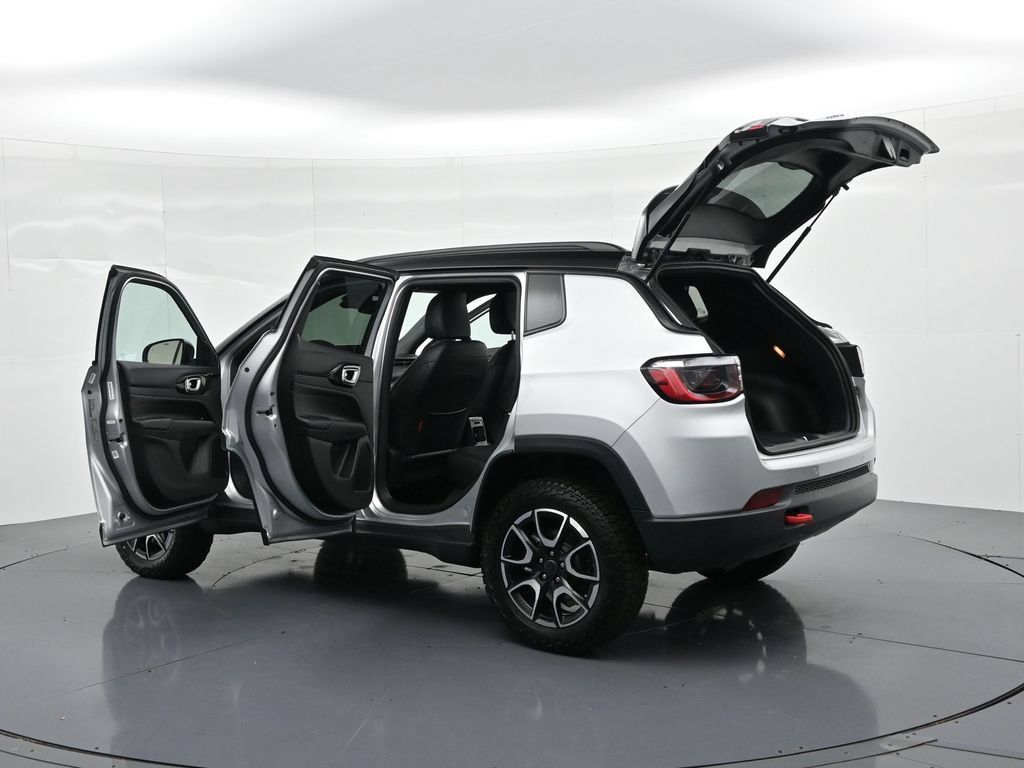 Used 2025 Jeep Compass Trailhawk AWD/4WD image 25