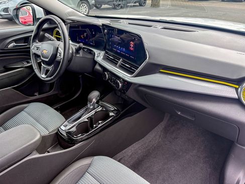 Used 2025 Chevrolet Trax LT w/ Driver Confidence Package FWD image 21