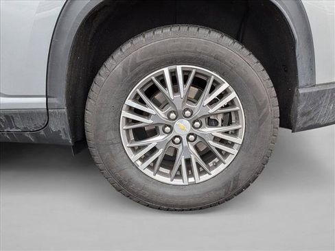 Used 2025 Chevrolet Traverse LT image 14