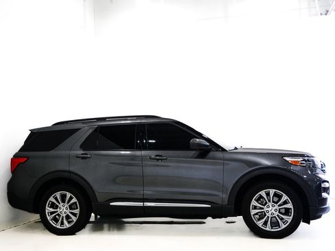 Used 2020 Ford Explorer XLT w/ Equipment Group 202A AWD/4WD image 5