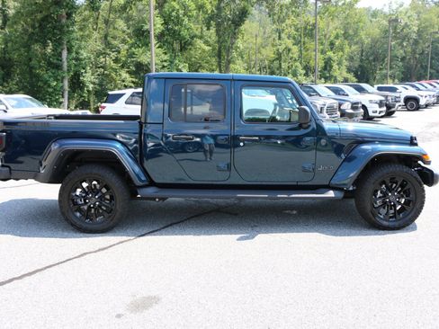 Used 2025 Jeep Gladiator Sport AWD/4WD image 9