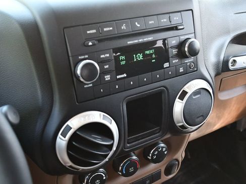 Used 2018 Jeep Wrangler Unlimited Rubicon w/ Connectivity Group AWD/4WD image 14