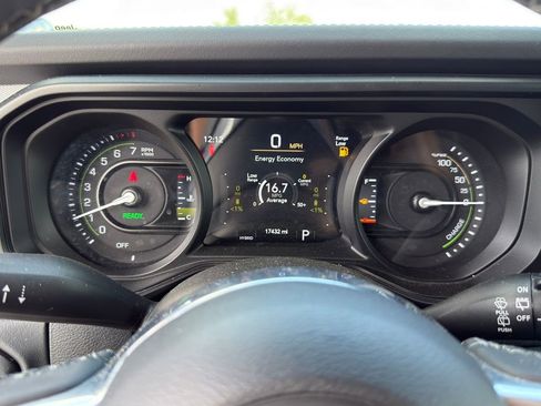 Used 2025 Jeep Wrangler Unlimited Sahara image 20