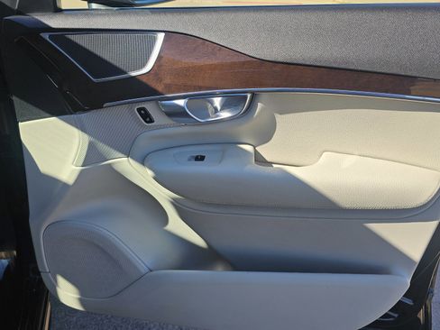 Used 2017 Volvo XC90 T6 Momentum w/ Vision Package image 32