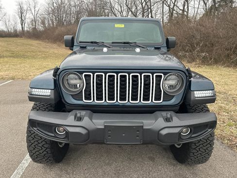 Used 2025 Jeep Gladiator Sport image 7