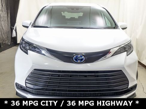 Certified 2024 Toyota Sienna LE image 3