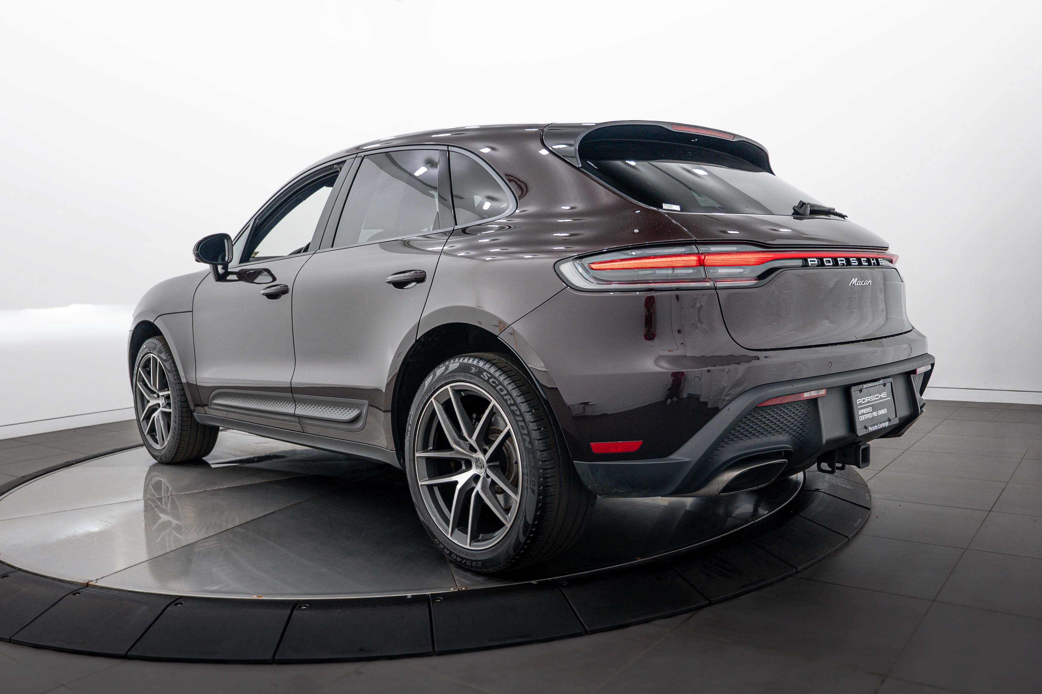 Certified 2023 Porsche Macan AWD/4WD image 3
